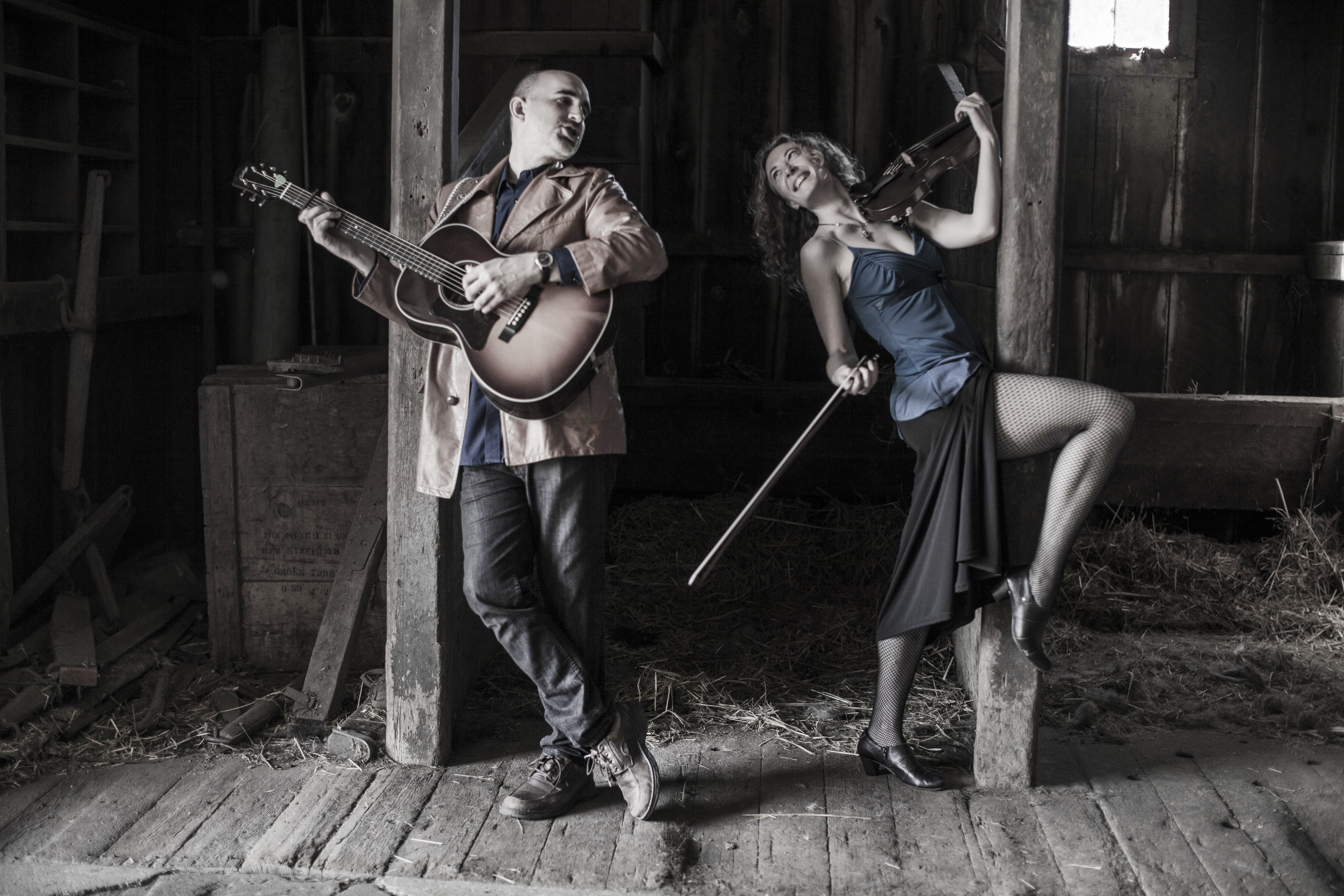 Dan Frechette & Laurel Thomsen playing in a barn