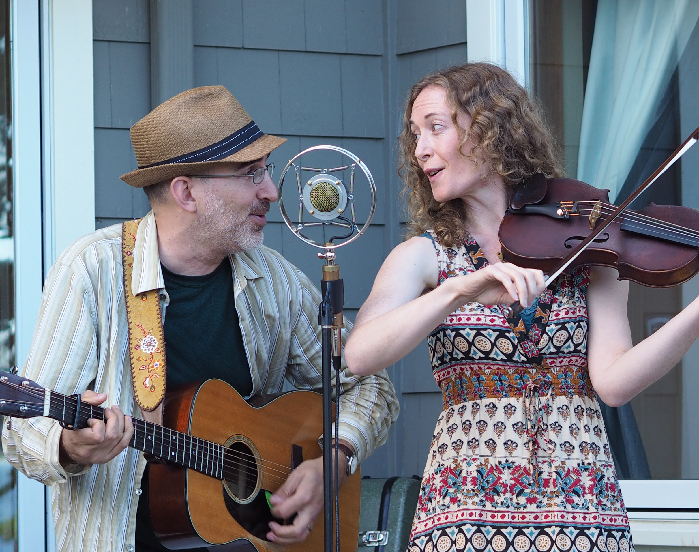 Dan Frechette & Laurel Thomsen performing with their Ear Trumpet Labs Myrtle Mic