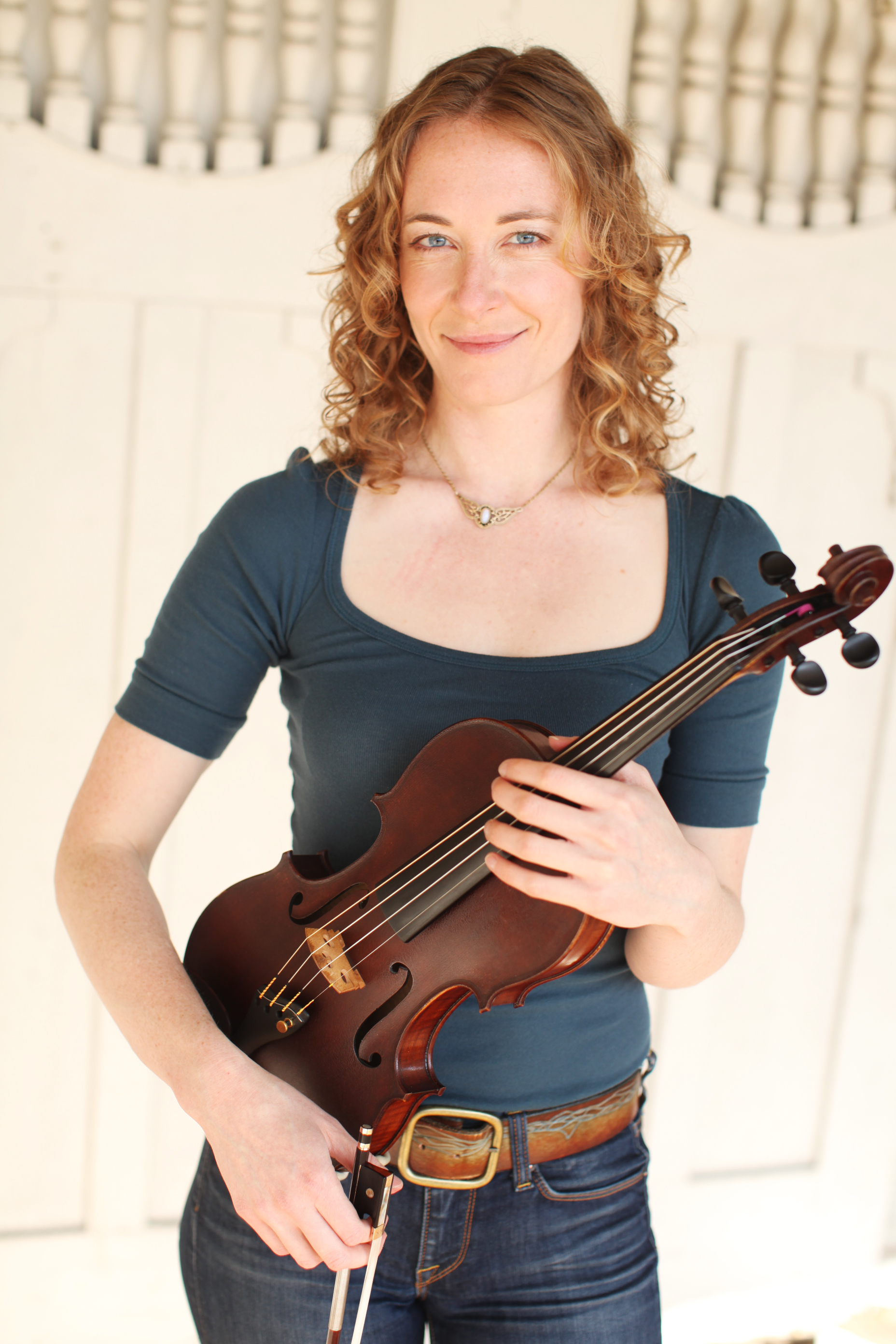 Violinist Laurel Thomsen