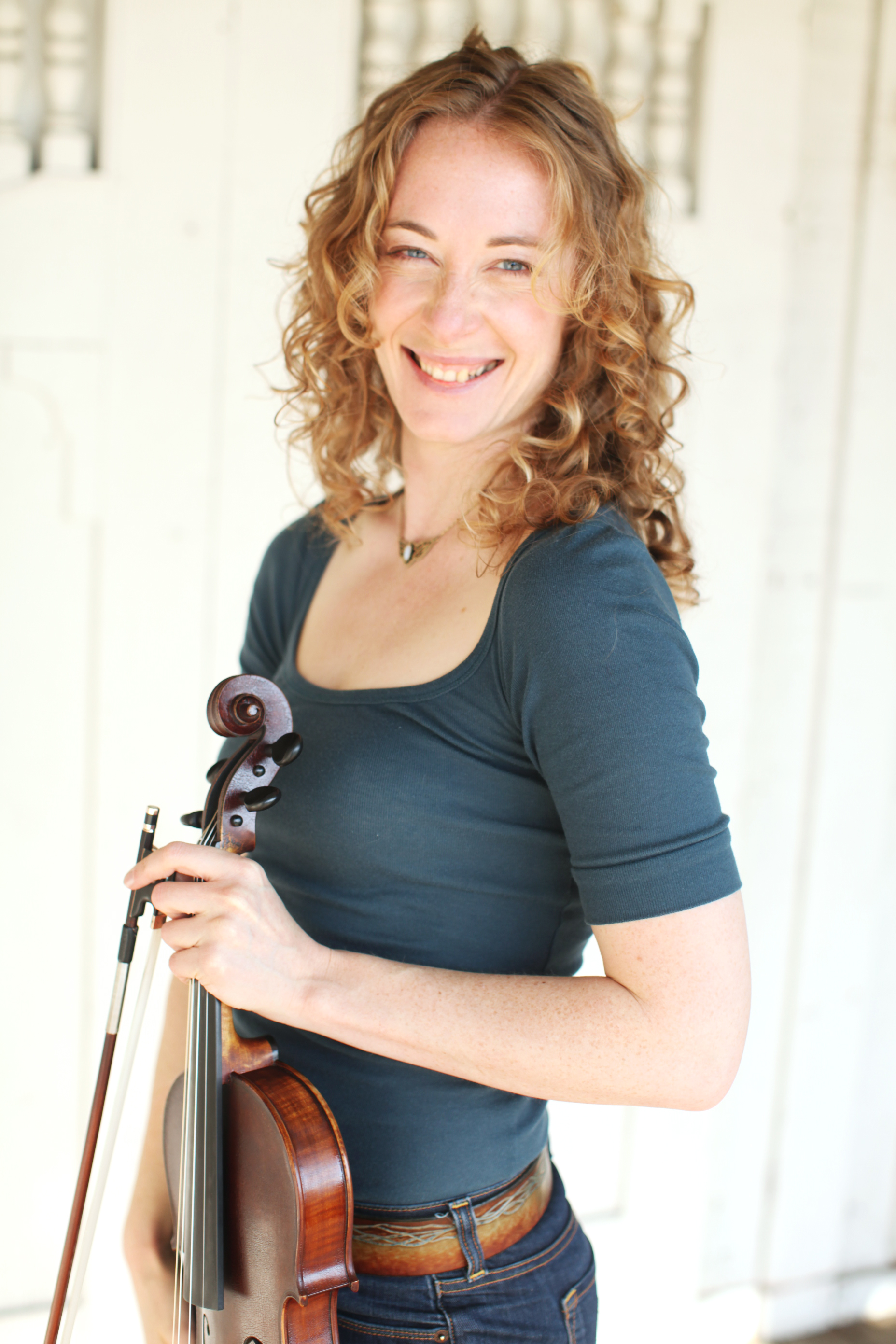 Violinist Laurel Thomsen
