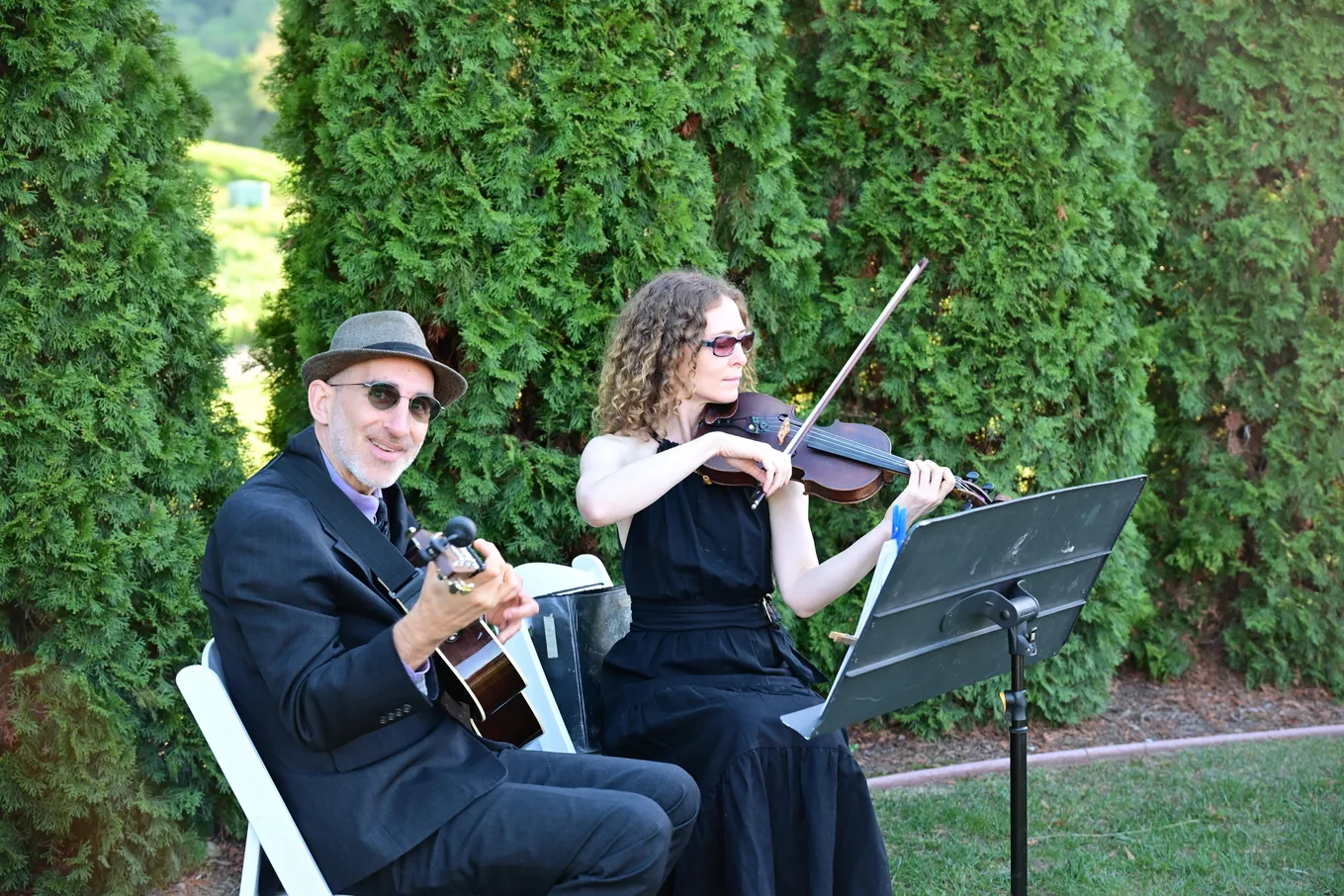 Violinist Laurel Thomsen performing solo violin at a wedding